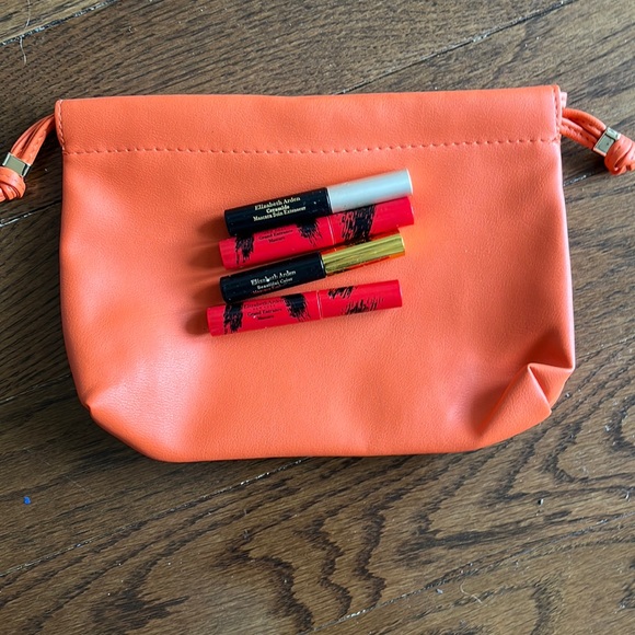 Elizabeth Arden Cosmetic Bag with 4 Elizabeth Arden Mascaras - Picture 3 of 4